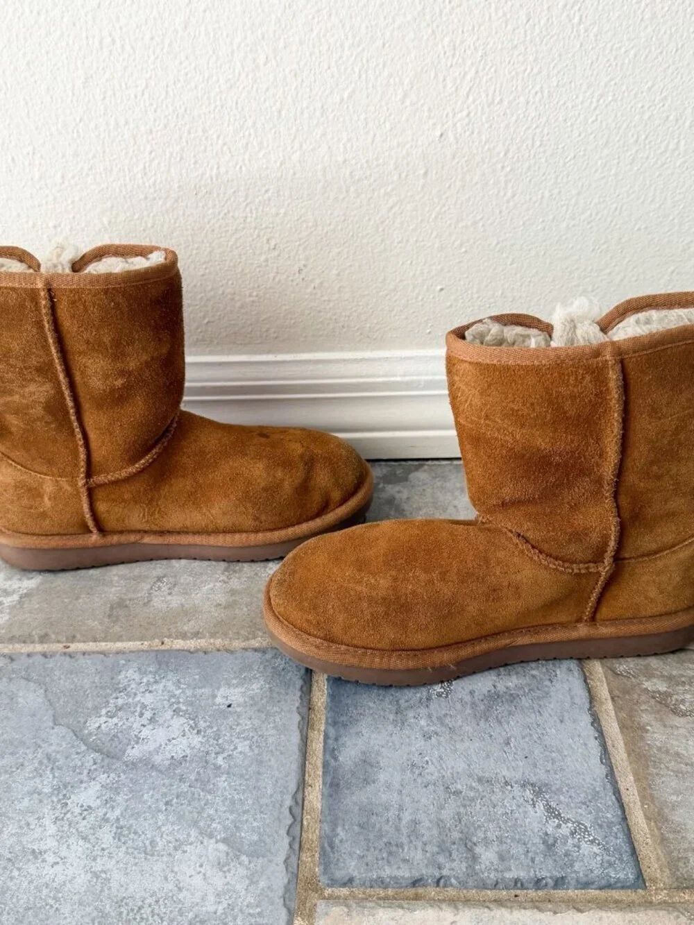 Koolaburra by UGG Victoria Short Boots Youth Girls 4 Chestnut Bow Shearling